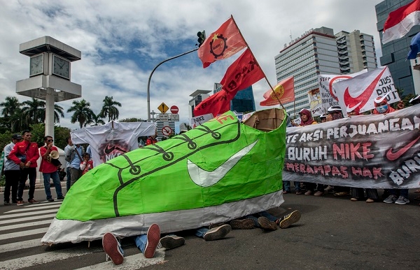 인도네시아 근무자들이 지난해 메이데이 행사중 나이키신발 모형을 앞세우고 항의행진하고 있는 모습. 
