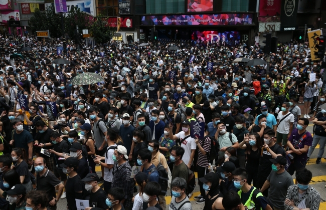 중국 전인대가 홍콩 국가보안법 제정을 강행하려 하면서 이에 반발한 홍콩시민들이 번화가인 코즈웨이베이로 나와 시위를 벌이고 있다.