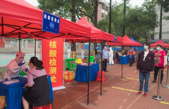 신종 코로나바이러스(코로나19)가 집단 재발한 중국 후베이성 우한시의 한 초등학교에 핵산 검사소가 설치돼 주민들을 상대로 PCR 검사가 실시되고 있다.