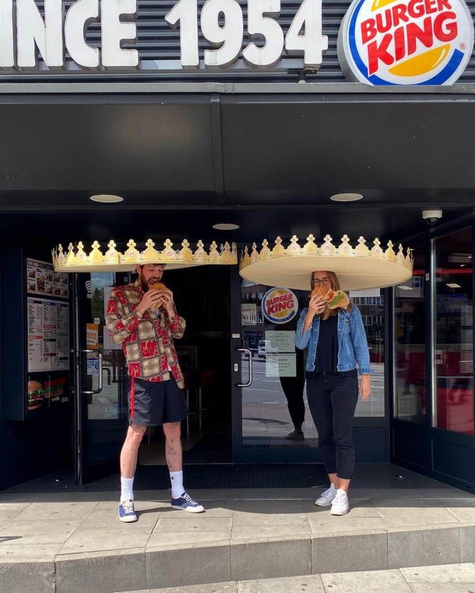 독일에 있는 버거킹 매장을 찾은 손님들이 사회적 거리두기용 종이왕관을 쓰고 있는 모습. 사진=버거킹