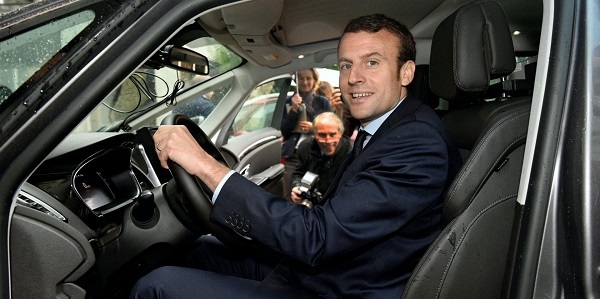 전기자동차에 탑승한 에마뉘엘 마크롱 프랑스 대통령. 사진=일렉트렉 캡처