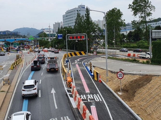 한국도로공사는 오는 28일 오후 2시분토 기흥나들목에서 동탄과 삼성전자 방향으로 이동할 수 있는 하이패스 전용 임시진출로(사진 오른쪽)를 개방한다.(한국도로공사 제공)