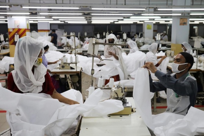 방글라데시 의류 제조업체들은 영국 의류 소매기업 에든버러 울른 밀에 수개월 밀린 미수금을 지급하지 않으면 법적 조치를 취할 것이라고 경고했다. 사진=로이터