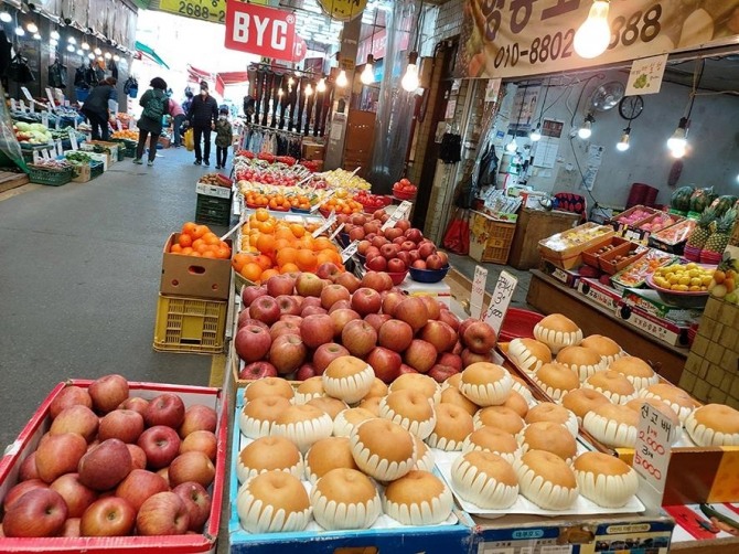 전통시장이 온라인 플랫폼을 기반으로 활로를 모색하고 있다. 사진은 경기도 광명시에 위치한 광명 전통시장. 사진=연합뉴스