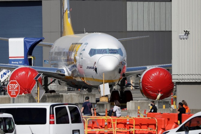 미 워싱턴주 랜튼의 보잉 생산공장에서 근로자들이 보잉 737 여객기 근처에서 작업하고 있다. AP/뉴시스