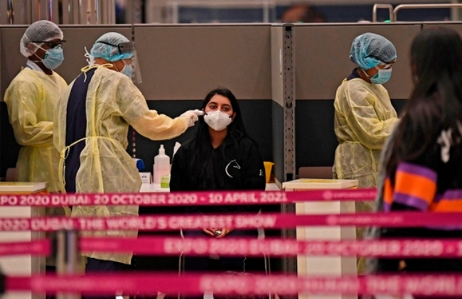 사진은 두바이 국제공항에서 승객들이 코로나19 검사를 받고 있는 모습.