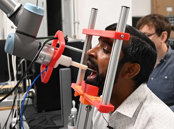 덴마크 남부대학교(SDU) 연구진이 코로나19 검사용 로봇을 테스트하고 있다. 뉴시스