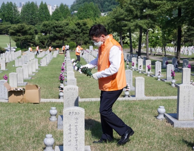 김연철 한화시스템 대표이사가 참배 후 묘역 정화 활동에 참여하고 있다.[사진=한화그룹]