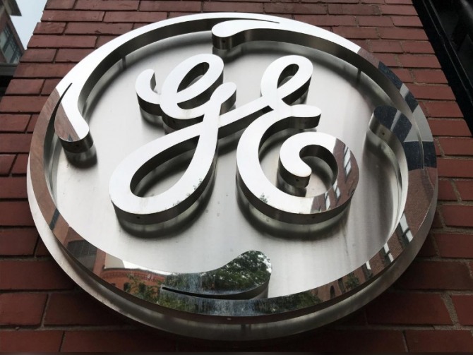 미국 매사추세츠주 보스턴에 있는 GE 본사 건물에 내걸린 GE 로고. 사진=로이터