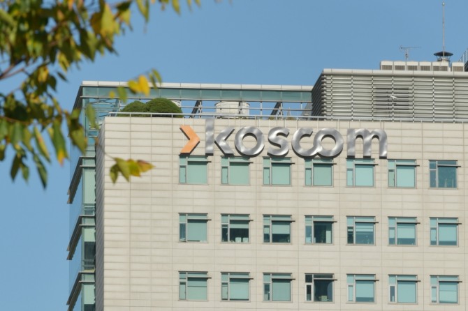 코스콤은 핀테크 스타트업 트러스트버스와 블록체인 기반 솔루션을 구축하고 디지털 자산관리 영역에서 서비스를 확장하기 위해 MOU를 체결했다고 28일 밝혔다. 사진=코스콤