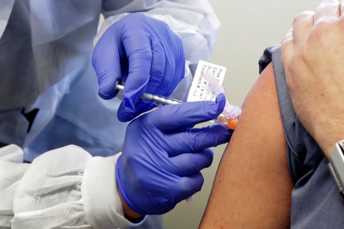 지난 3월 미 시애틀의 카이저 퍼머넌트 워싱턴 건강연구소에서 한 남성이 신종 코로나바이러스 감염증(코로나19) 백신 개발을 위한 1단계 안전 연구 임상실험을 위해 백신 주사를 맞고 있다. 사진=뉴시스
