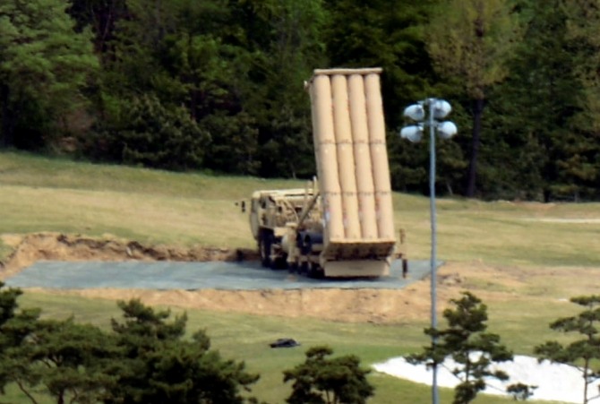 경북 성주군 성주골프장에 설치된 사드포대의 발사대가 하늘을 향하고 있다.사진=뉴시스