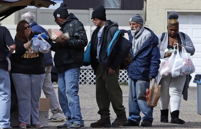 미 노동부는 5월 30일(현지시간) 마감한 신규 실업수당 신청자 수가 187만명을 기록했다고 밝혔다. 사진은 실업자들과 노숙자들이 무료 급식을 받고 있는 모습. 사진=로이터