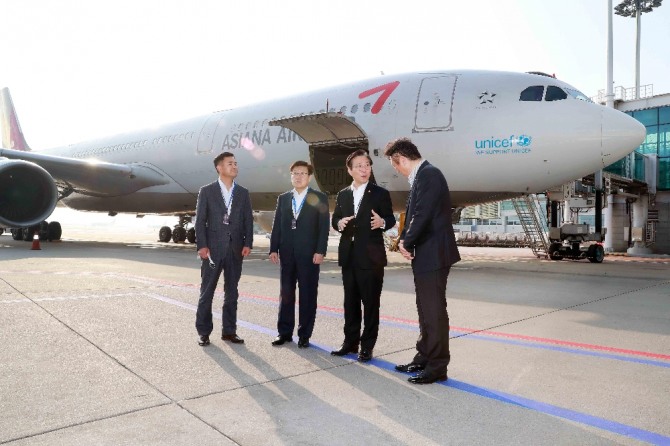 성윤모 산업통상자원부 장관(오른쪽 두 번째)이 지난달 29일 인천공항 제1터미널 주기장에서 특별 전세기 긴급 항공화물 선적 현장을 방문해 화물수출 현장을 점검하고 있다. 사진=뉴시스