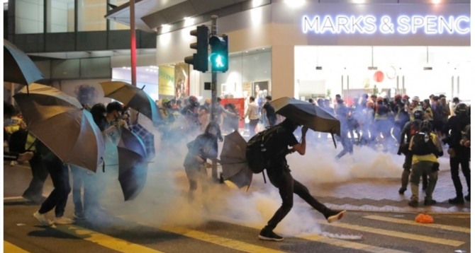 중국이 홍콩보안법을 통과시키면서 현지 시위가 이어지는 가운데 미중 금융전쟁이 벌어질 것이라는 우려도 나오고 있다. 사진=글로벌이코노믹 DB