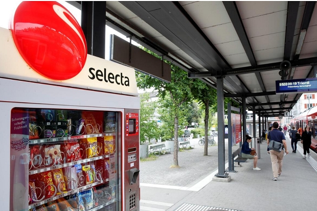 스위스 취리히의 지하철역에 설치된 셀렉타의 무인 자동판매기 모습. 사진=로이터