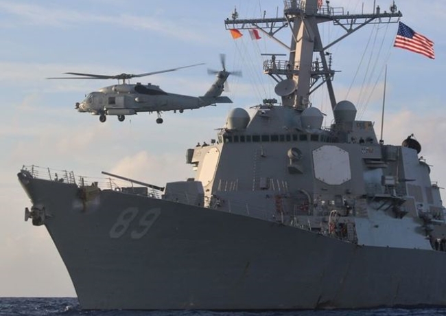 미 해군이 현지시간 28일 남중국해 파라셀 제도 부근의 해역에서 항행시킨 유도 미사일 구축함 USS 머스틴호.
