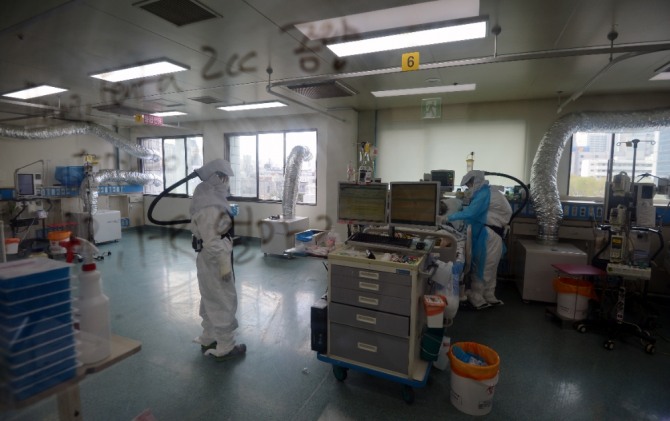 경북대병원 간호사들이 지난달 23일 신종 코로나바이러스 감염증(코로나19) 중증환자 집중치료실인 음압병동에서 환자를 돌보고 있다.사진=뉴시스
