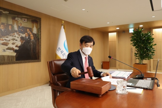 이주열 한국은행 총재가 28일 서울 중구 한국은행에서 열린 금융통화위원회 본회의에서 회의를 주재하며 의사봉을 두드리고 있다. 사진=한국은행