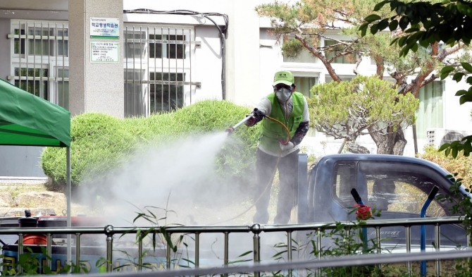 대구 수성구 오성고등학교에서 고3 학생 1명이 신종 코로나바이러스 감염증(코로나19) 양성 판정을 받은 가운데 수성구 방역관계자들이 학교에서 방역작업을 하고 있다.사진=뉴시스