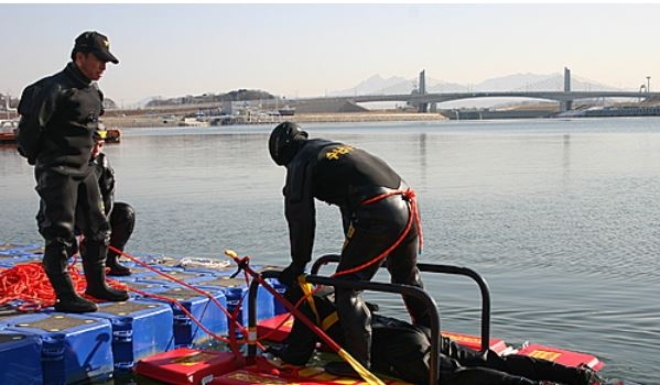 경기 김포소방서 구조대원들이 경인 아라뱃길에서 '수상 인명구조 훈련'을 하고 있다. 사진=뉴시스