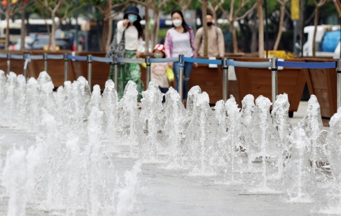 서울의 낮기온이 27도까지 오르며 초여름 날씨를 보인 17일 오후 서울 종로구 광화문광장 바닥분수가 가동되고 있다. 사진=뉴시스