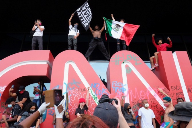 29일(현지시간) 미국 조지아주 애틀랜타의 CNN 본사에서 시위대가 흑인의 목숨도 중요하다(Black lives matter)는 구호가 적힌 깃발을 들고 있다.   AP/뉴시스