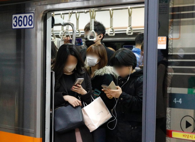 서울 시내로 향하는 출근길 지하철이 마스크를 쓴 시민들로 가득 차 있다. 사진=뉴시스