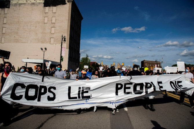 29일(현지시간) 미국 미시간주 디트로이트에서 경찰 폭력에 항의하는 시위 모습. AP/뉴시스