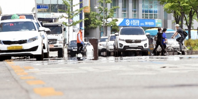  대구 낮 최고기온이 28도를 웃도는 초여름 날씨를 보인 지난 28일 오후 대구 중구 남산동 반월당사거리 인근 대로에 지열로 인한 아지랑이가 피어오르고 있다. 사진=뉴시스