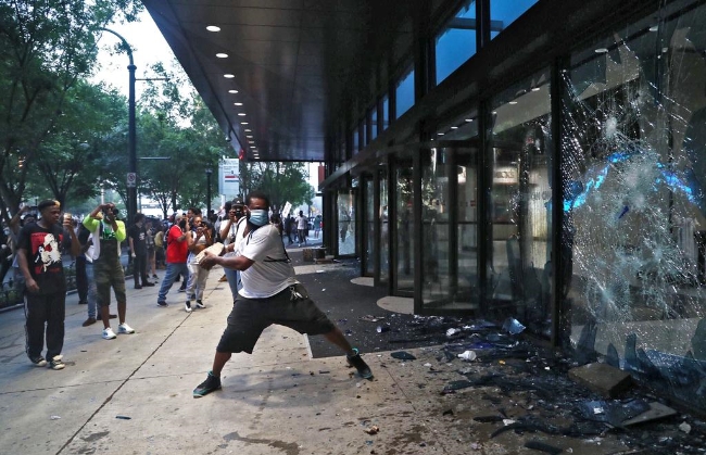 미국에서 백인 경찰에 의한 비무장 흑인사망에 항의하는 시위가 30개 도시로 확산됐다. 사진은 애틀랜타 CNN센터 유리창을 부수는 시위대.