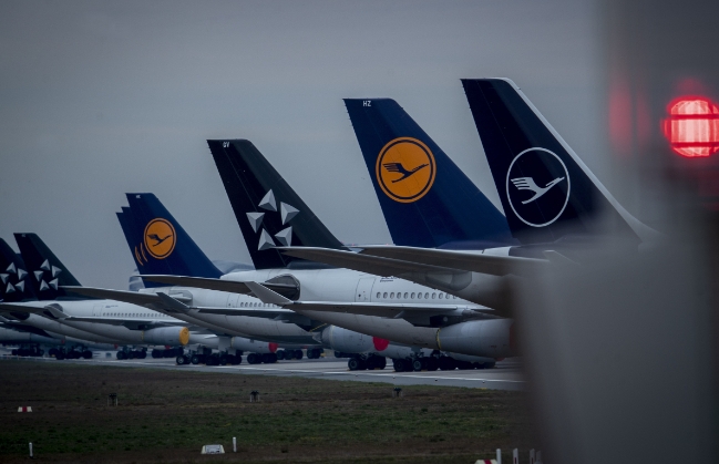사진은 코로나19 확산으로 고객수요가 끊기면서 독일 프랑크푸르트 공항에 계류하고 있는 루프트한자 항공기들.