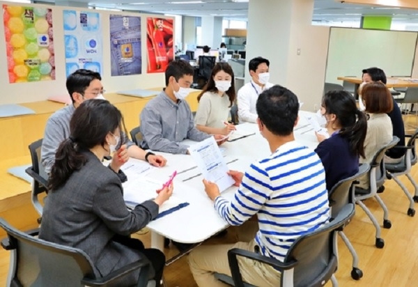 우리은행 본점 직원들이 유니폼 대신 자유스런 일반 복장으로 회의를 하고 있다. 사진=우리은행