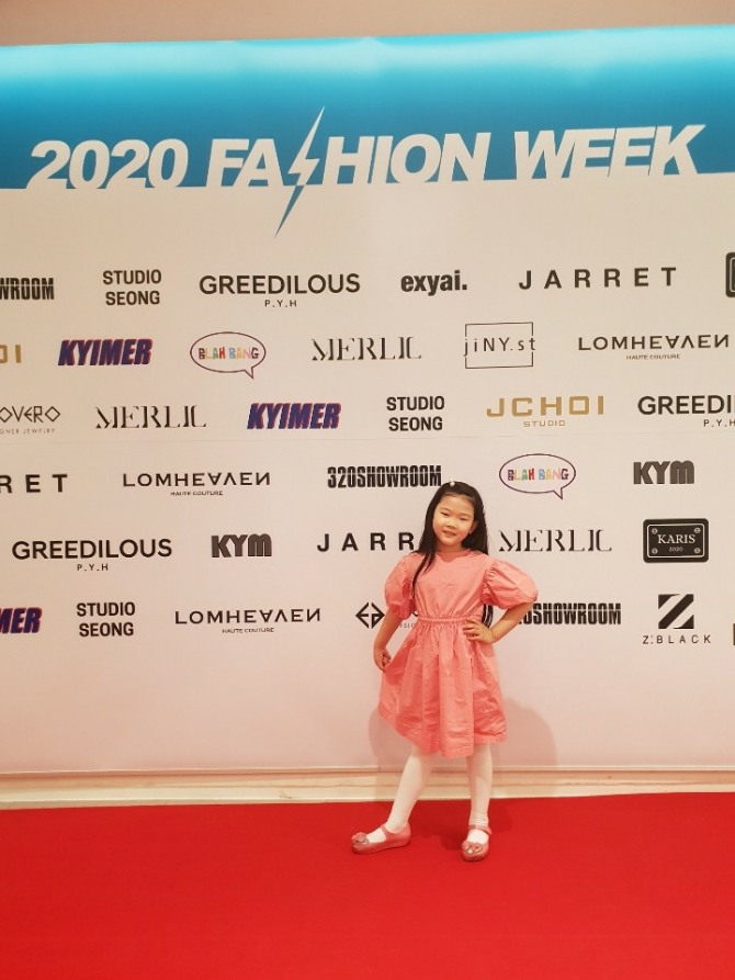 31일 롯데백화점이 신종 코로나바이러스 감염증(코로나19) 사태로 어려움을 겪고 있는 국내 디자이너를 돕기 위해 마련한 패션위크 디자이너 마켓 패션쇼 무대에 오르는 아역배우 김주은. 
