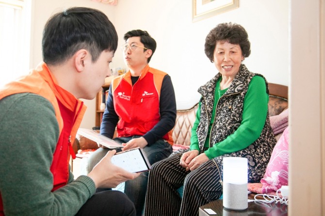 성동구 70대 어르신이 SK텔레콤의 '인공지능 돌봄'을 이용하고 있다. 사진=SK텔레콤