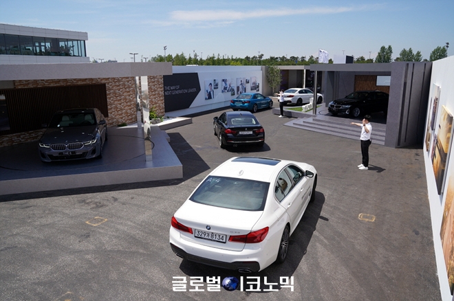 드라이브 스루 방식으로 진행된 신차 발표회. 사진=BMW 코리아