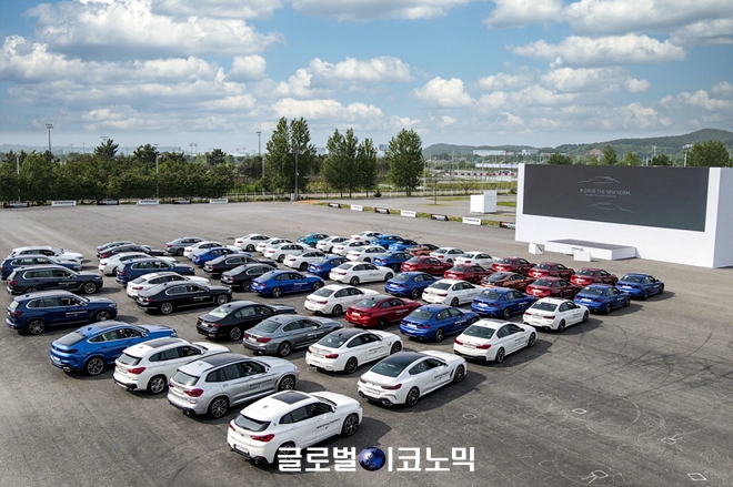 BMW 코리아가 코로나19 확산 방지를 위해 '드라이브 더 뉴노멀'이라는 컨셉 아래 BMW 드라이빙 센터의 넓은 공간과 트랙을 활용해 완전히 새로운 비대면, 비접촉 방식으로 신차 설명회를 진행했다. 사진=BMW 코리아 