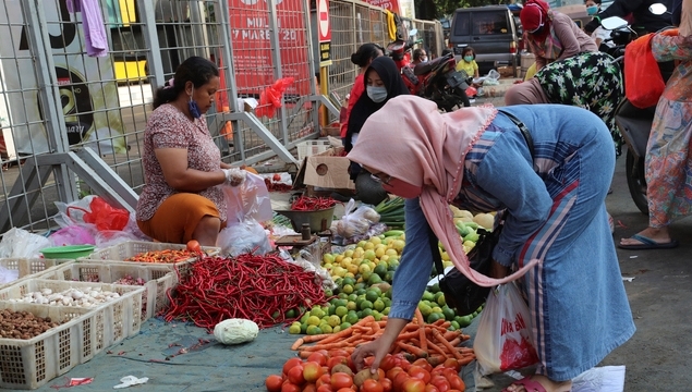 인도네시아 자카르타의 길거리 시장에서 여성이 식료품을 사고 있다. 사진=뉴시스 