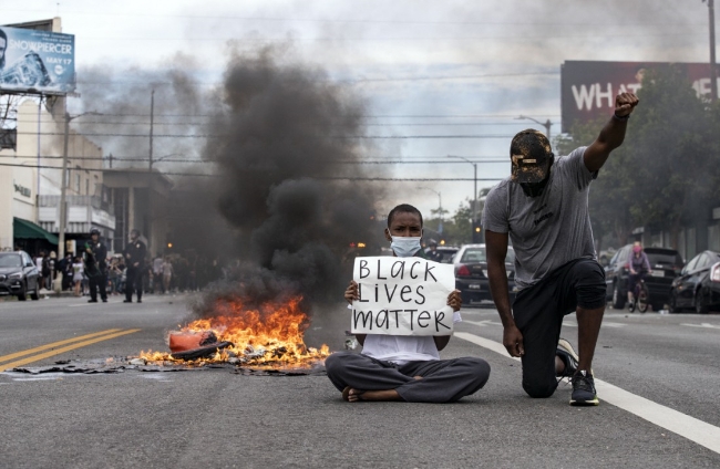 미국 캘리포니아주 로스앤젤레스에서 30일(현지시간) 시위대가 “흑인들의 목숨도 중요하다”며 조지 플로이드 살해에 항의하는 시위를 하고 있다.