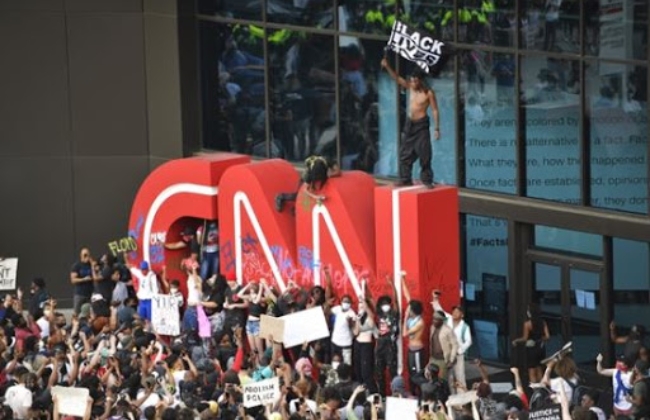 지난 29일(현지시간) 미국 조지아주 애틀랜타의 CNN 본사 앞에서 흑인 남성 조지 플로이드가 경찰의 가혹 행위로 숨진 사건에 항의하는 시위를 하고 있다.