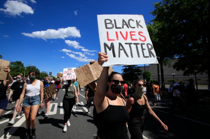 30일(현지시간) 미 워싱턴DC 백악관 인근에서 조지 플로이드의 사망에 항의하는 시위가 열려 시위대가 흑인의 목숨도 소중하다라는 손팻말을 들고 행진하고 있다. 사진=뉴시스