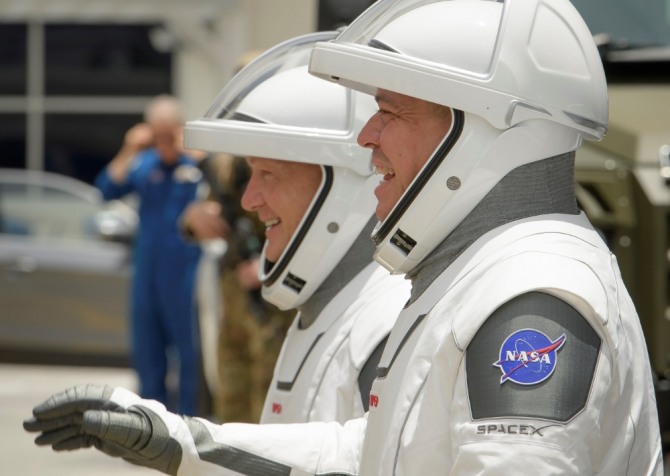 미국 항공우주국(NASA) 소속 우주비행사 더글러스 헐리(왼쪽)와 로버트 벤켄. 사진=뉴시스