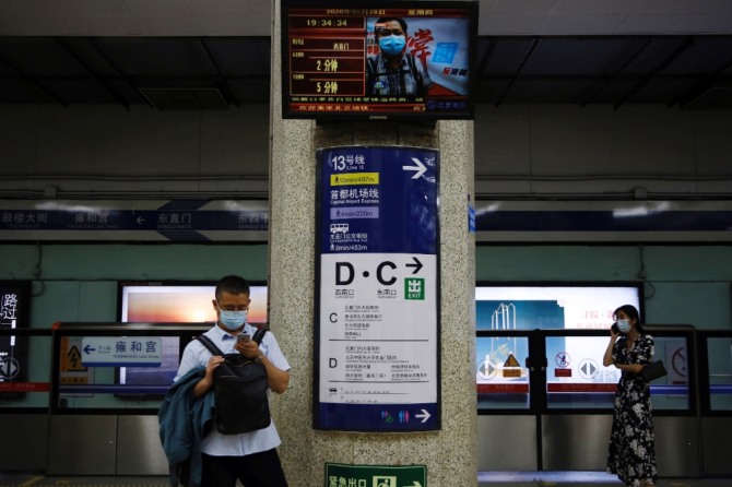 지난 5월 28일 중국 베이징에서 열린 전국인민대표대회(전인대) 폐막식 후 지하철역 뉴스에 홍콩 친정부 인사들의 모습이 보인다. 사진=로이터