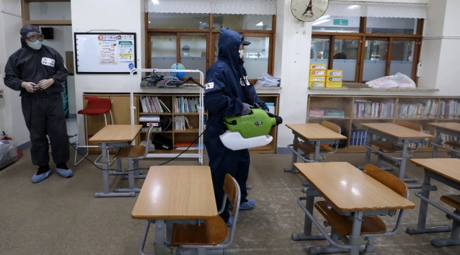 56사단 장병들이 서울 종로구 서울사대 부설 초등학교 교실을 방역하고 있다. 사진=뉴시스