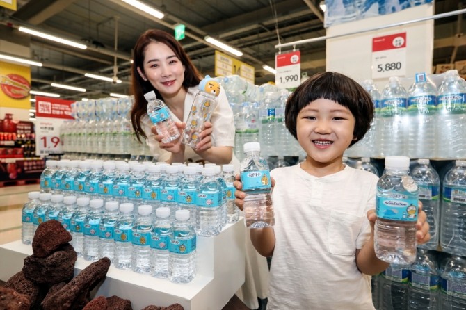 '제주삼다수'를 판매하는 제주특별자치도개발공사가 카카오IX와 '제주 에디션'을 선보였다. 사진=제주특별자치도개발공사