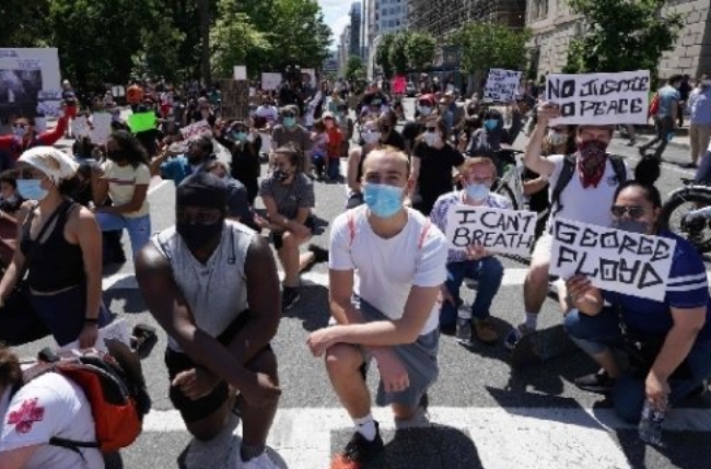 미국 워싱턴DC 라페예트 광장에서 시위대가 무릎을 꿇고 경찰에 살해당한 흑인 남성 플로이드를 추모하고 있다. 사진=뉴시스