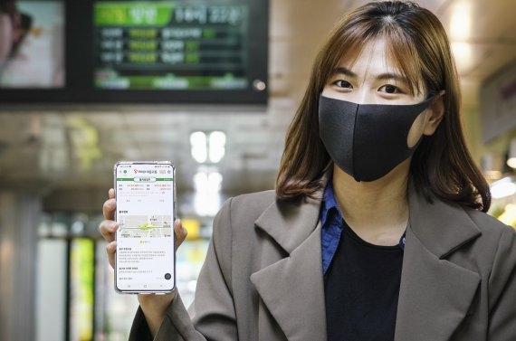 SK텔레콤 홍보모델이 'T map 대중교통' 앱에 나와있는 지하철의 열차 혼잡 예측 정보를 소개하고 있다. 사진=SK텔레콤