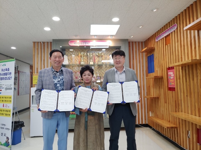 오산사회적경제협의회(회장 이규희)와 오산시 6개동 지역사회보장협의체와 협약을 체결하고 있다.