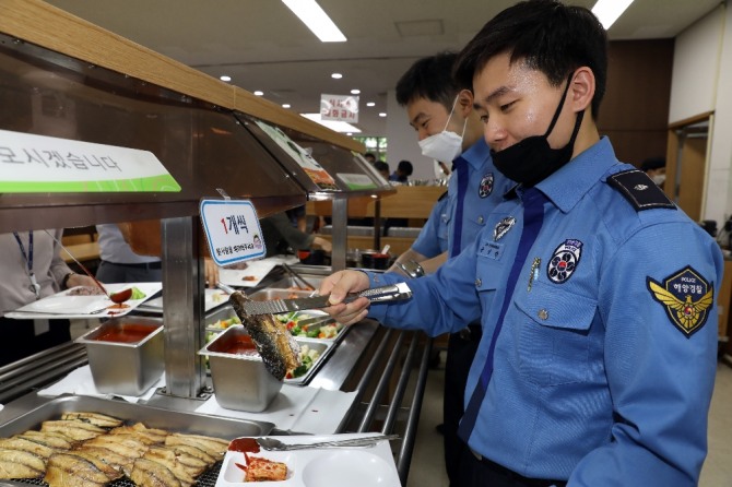 3일 해양경찰청 본청 구내식당에서 직원들이 다양한 수산물로 구성된 점심식사를 함께 하며 '수산물 급식 챌린지'에 참여하고 있다. 사진=수협중앙회