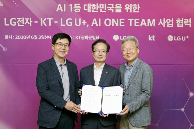 서울 종로구 KT 광화문빌딩 East에서 열린 ‘대한민국 인공지능(AI) 1등 국가를 위한 업무협약식'에서 LG전자 CTO 박일평 사장(왼쪽부터), KT AI/DX융합사업부문장 전홍범 부사장, LG유플러스 FC(Future and Converged)부문장 이상민 부사장이 기념촬영을 하고 있다. 사진=KT, LG유플러스 제공